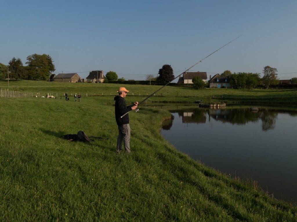 pêcheur sur l'étang du gîte la Clef des Champs - Corrèze