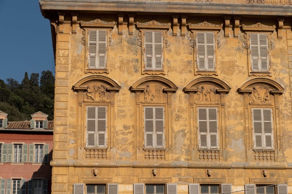 façade dans la vieille ville de Nice