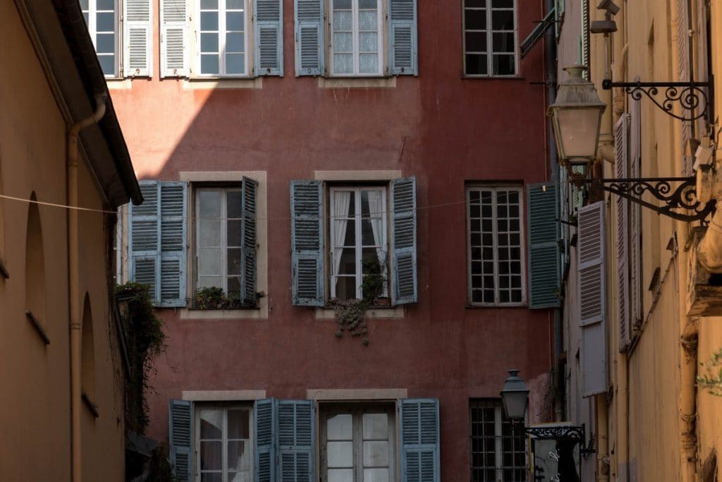 fenêtres dans le vieux Nice