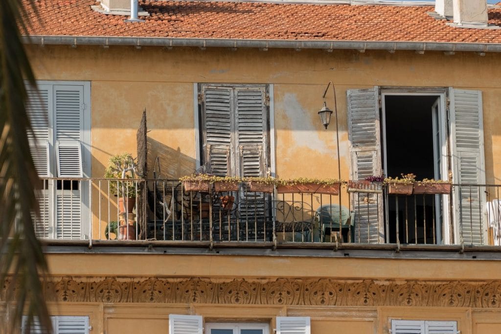 fenêtres dans le vieux Nice
